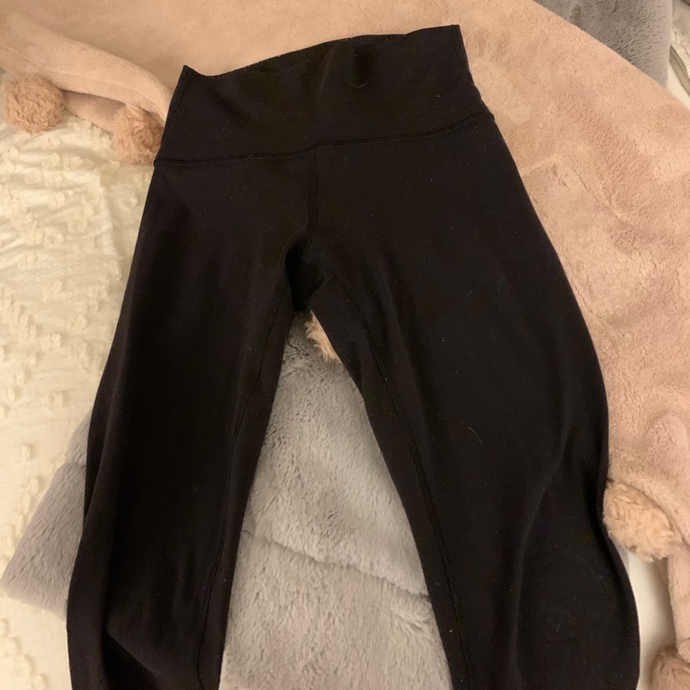 Black lululemon Wunder Under pants 28’’